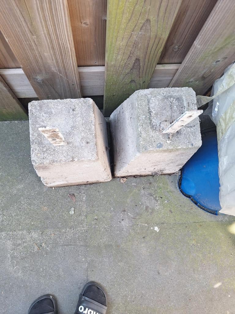 Twee betonnen blokken met metalen pinnen, Ophalen
