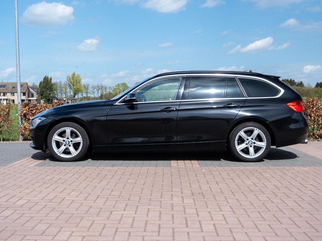 BMW 3-serie Touring 320i Upgrade Edition Automaat | Volleder, Auto's, Automaat, Achterwielaandrijving, Gebruikt, 4 cilinders