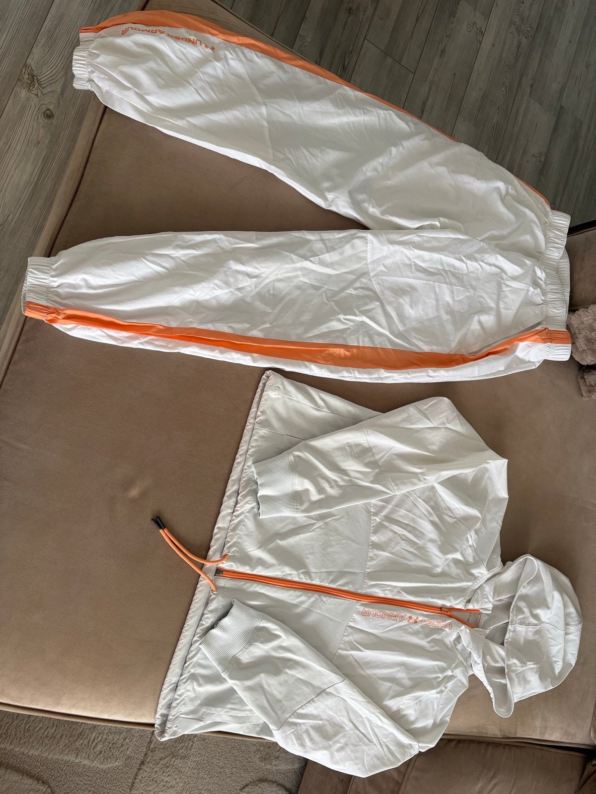 Under Armour trainingspak - wit met oranje accenten, Wit, Ophalen of Verzenden, Maat 36 (S), Under Armour