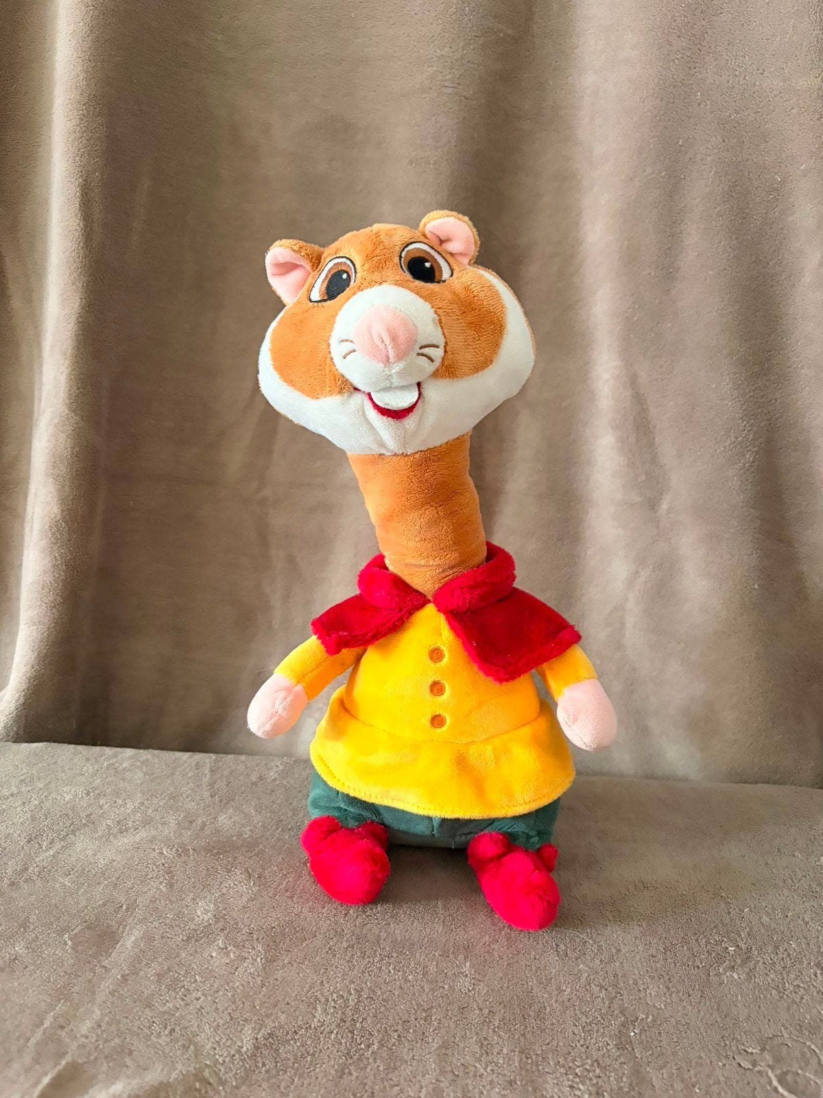 Efteling Hamster knuffel met rood jasje en gele trui, Overige merken, Hamster, Ophalen of Verzenden, Zo goed als nieuw