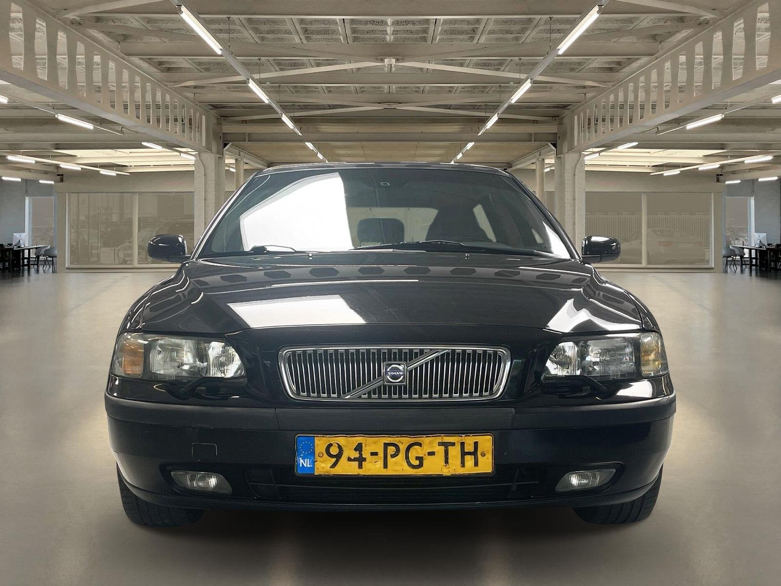 Volvo V70 2.4 Comfort Line Rijklaar+garantie automaat, trekh, Auto's, 1556 kg, Stof, Zwart, Zwart