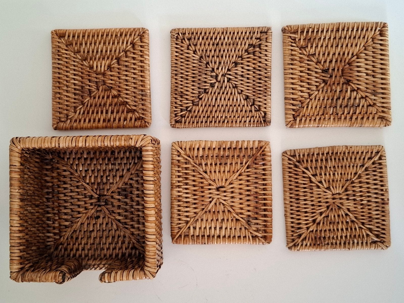 Birma rieten onderzetters met houder - set van 5 - 12 cm, Ophalen of Verzenden, Zo goed als nieuw, Glas of Kopje