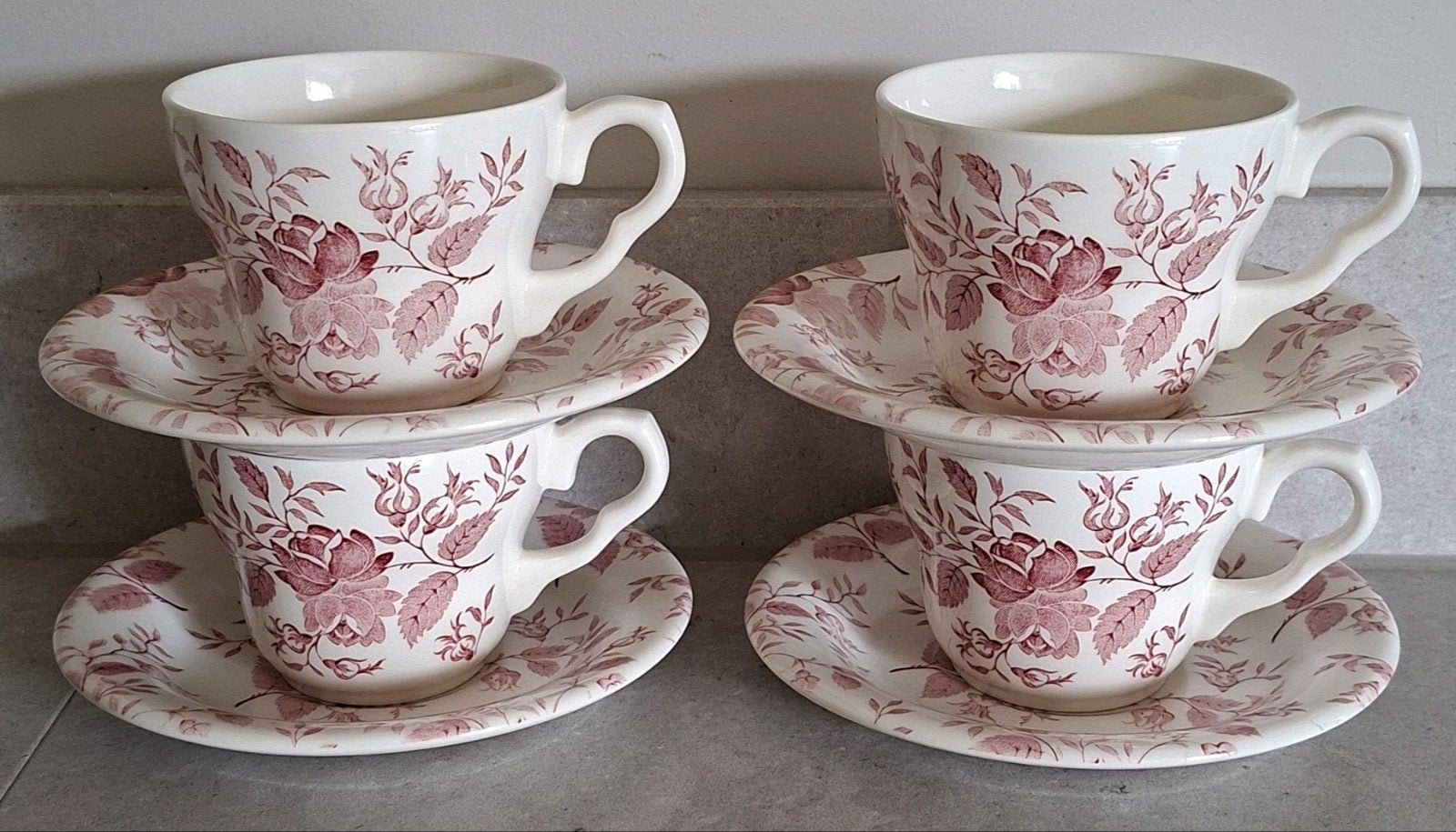 4 Vintage EIT Engelse kop en schotels – Roze/Rood Floral, Keramiek, Landelijk/Boerenbont, Ophalen of Verzenden, Zo goed als nieuw