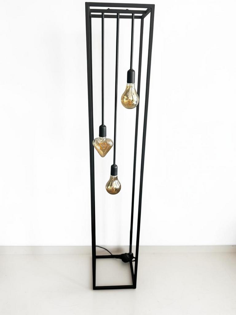 Atmooz by Charrell Basra vloerlamp industrieel zwart design, Ophalen, Zo goed als nieuw, Metaal, 150 tot 200 cm