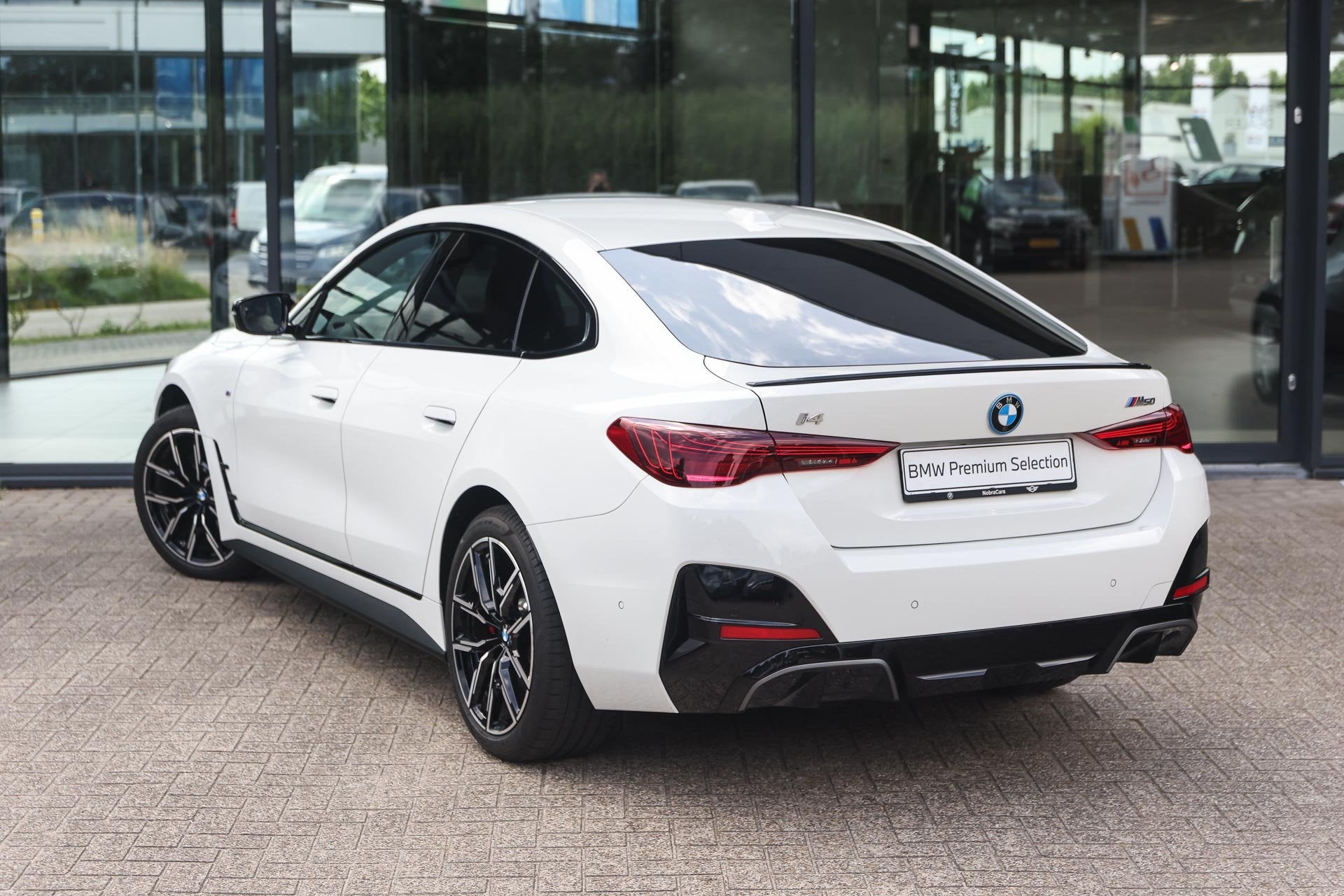 BMW i4 M50 M Sport / Comfort Access / Harman Kardon / Adapti, Gebruikt, Wit, 2190 kg, Vierwielaandrijving
