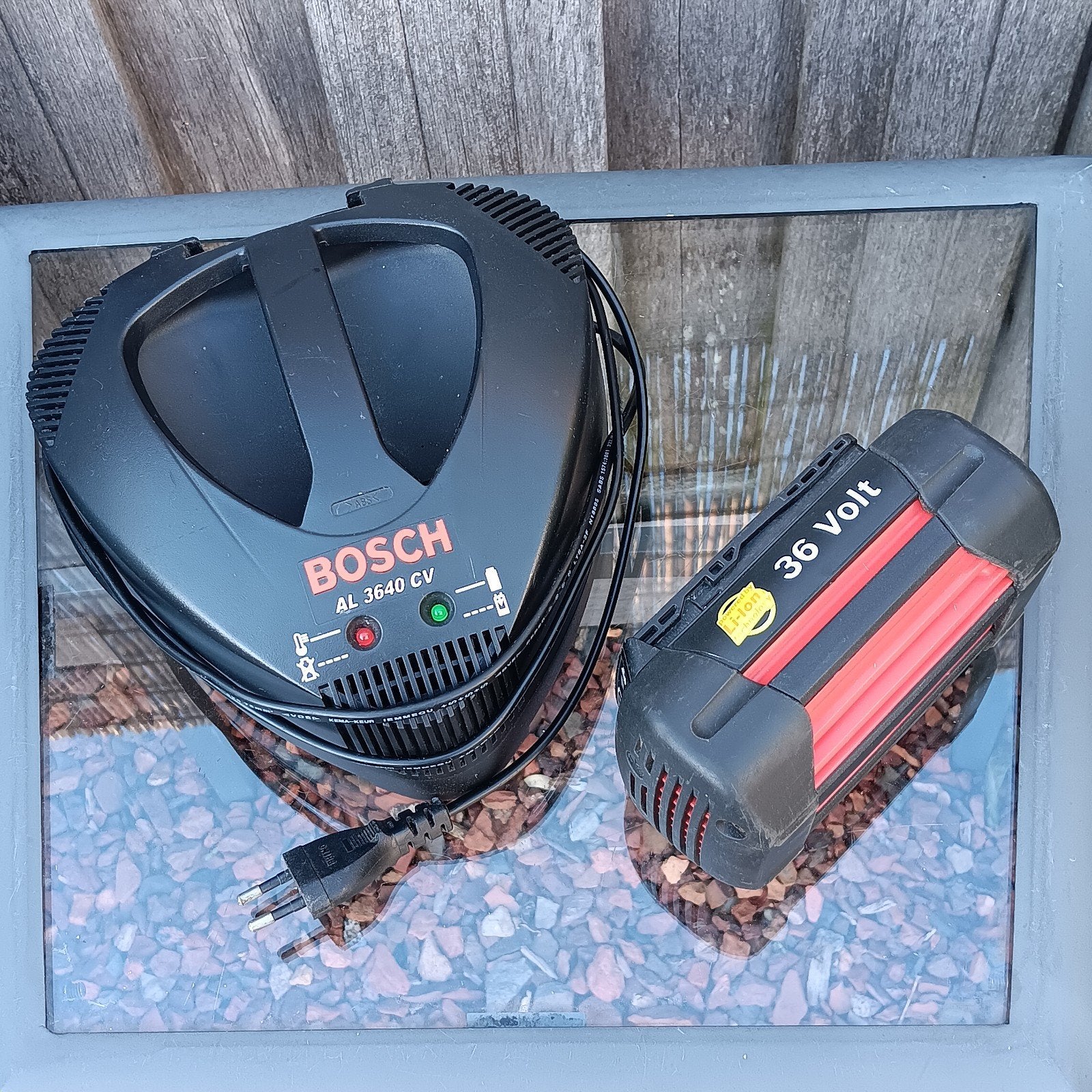 Bosch 36 volt lader en batterij voor grasmaaier, Ophalen of Verzenden, Gebruikt, Bosch