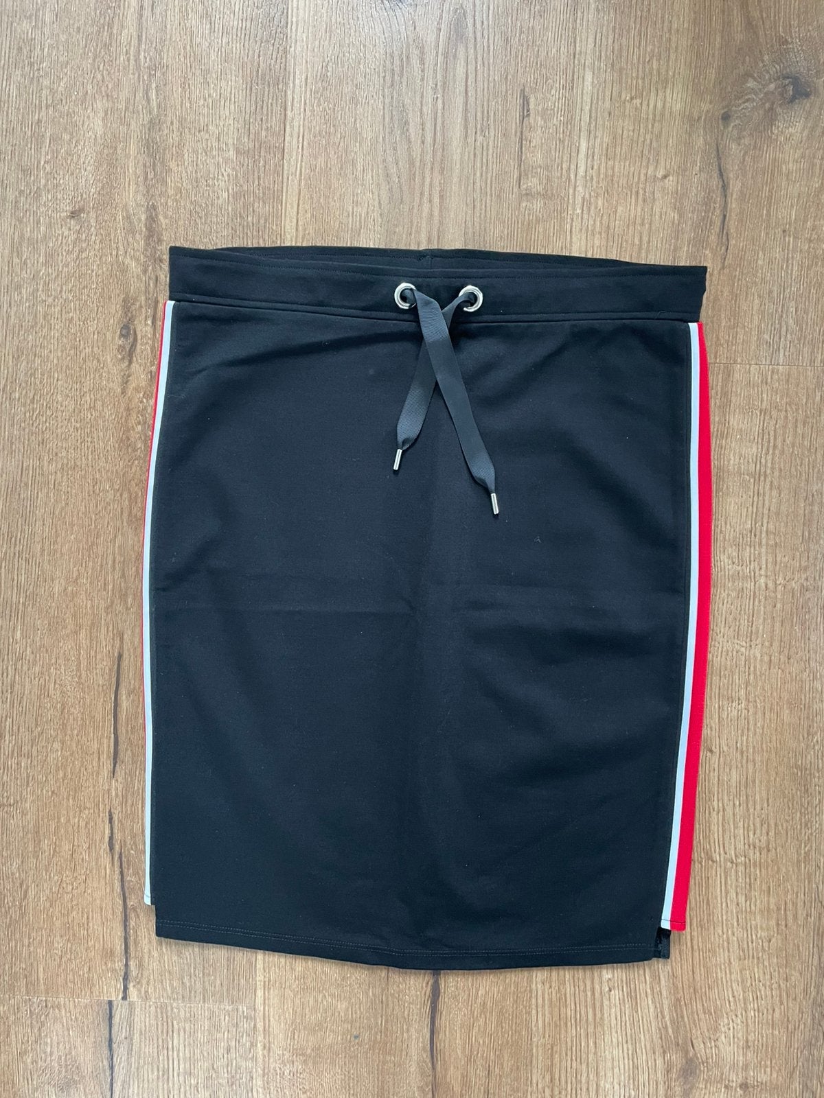 NIEUW - Dames mt XL - Tricot Rok zwart met rood/wit bies, Zwart, Maat 46/48 (XL) of groter, Nieuw, Ophalen of Verzenden