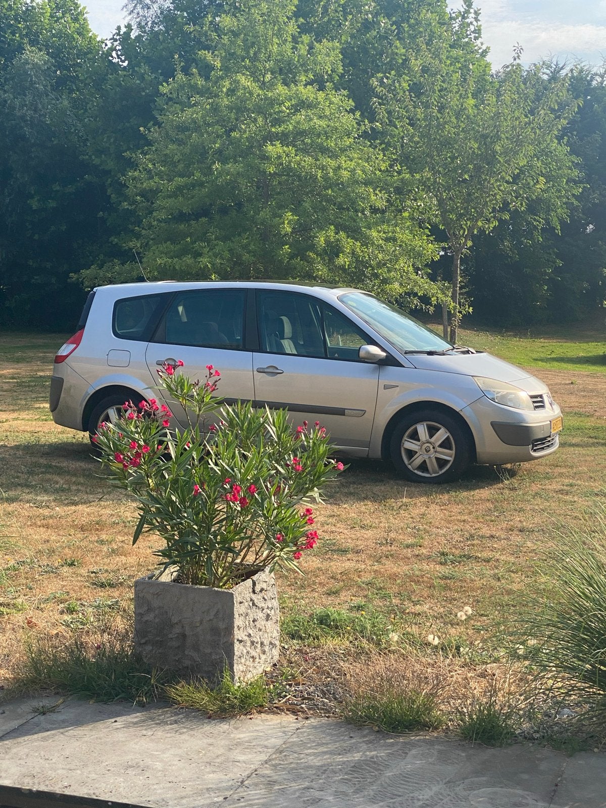 Renault Grand Scenic 2.0 16V 99KW AUT 2006 Grijs, Auto's, 1998 cc, 1250 kg, 4 cilinders, 7 stoelen