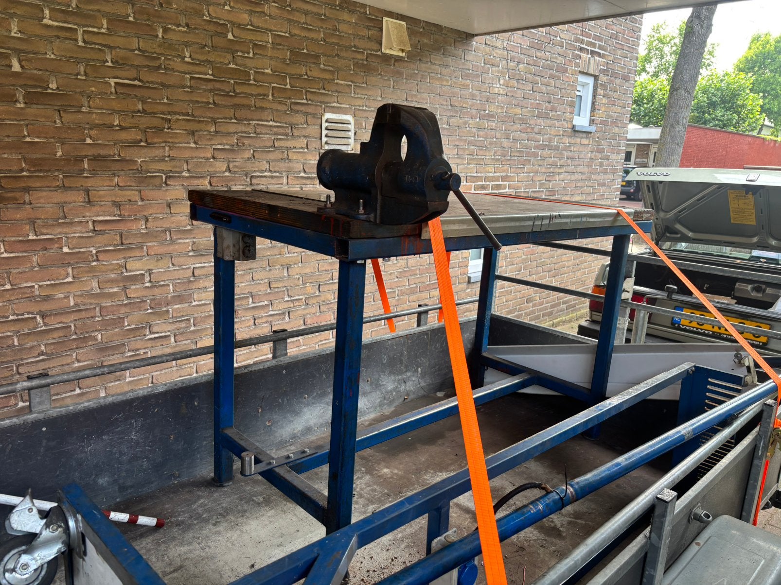 Werktafel degelijk frame met bankschroef en rvs blad erboven, Doe-het-zelf en Verbouw, Werkbanken, Ophalen, Gebruikt, 120 tot 170 cm