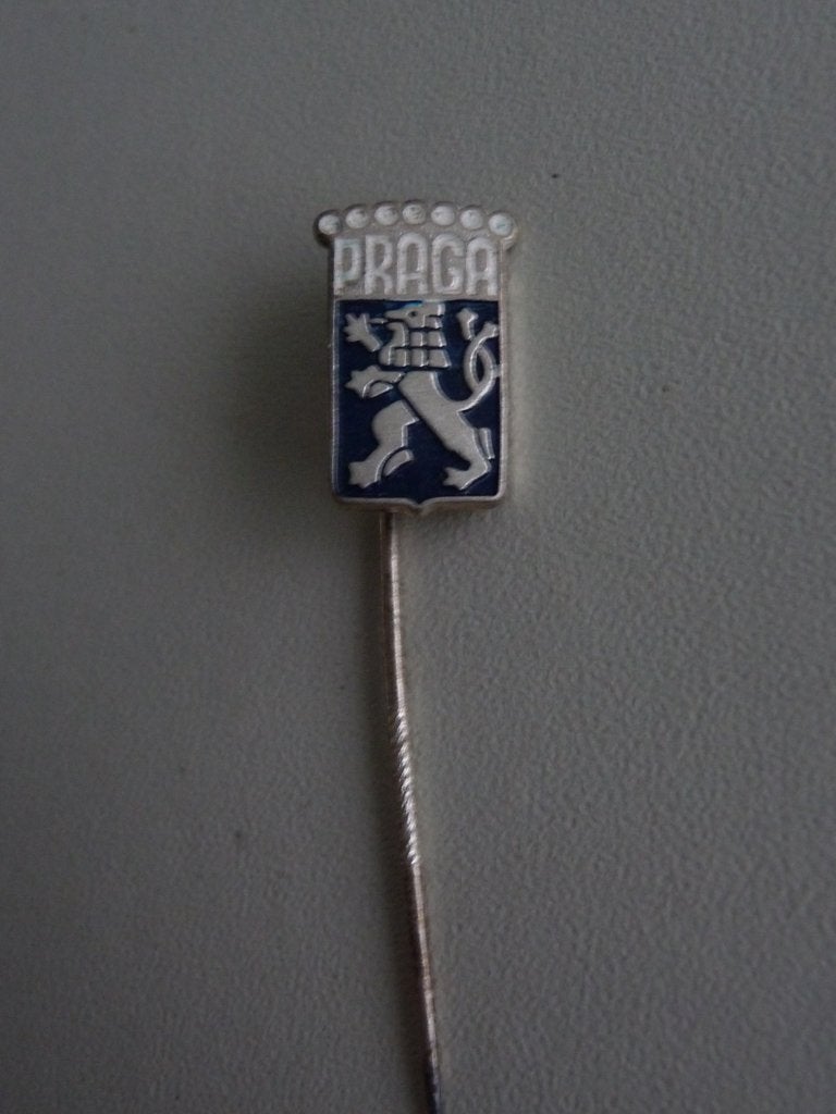 oud metalen automerk speldje - PRAGA - (Tsjechisch, Verzamelen, Speldjes, Pins en Buttons, Ophalen of Verzenden, Gebruikt, Merk