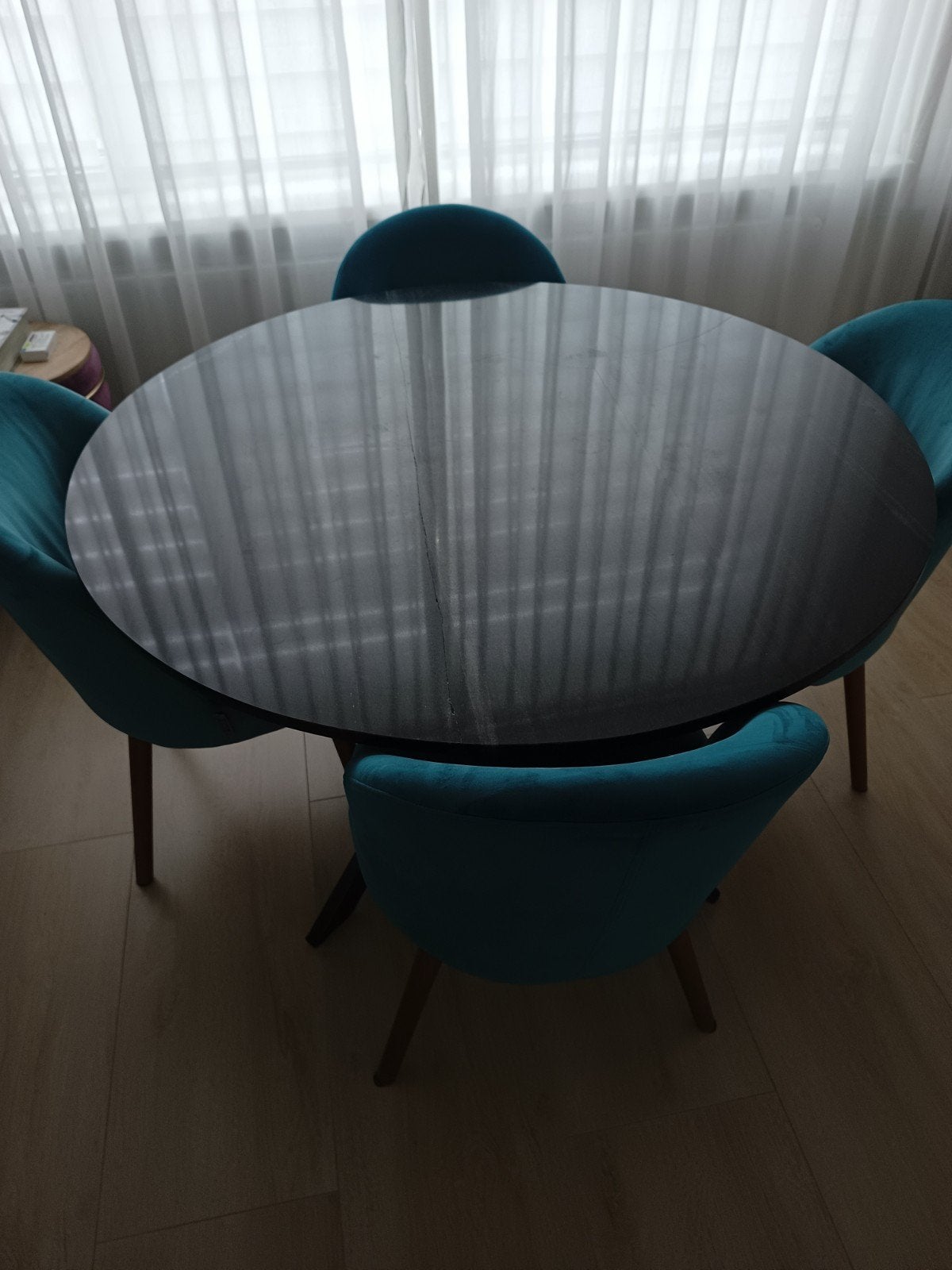 Ronde marmeren eettafel met 4 stoelen - Gebruikt, Huis en Inrichting, Tafels | Eettafels, Gebruikt, Overige materialen, Rond, Ophalen of Verzenden