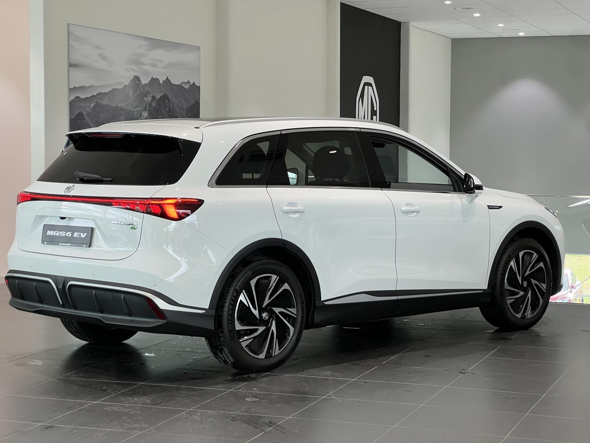 MG MGS6 Luxury 4WD 77 kWh | Dual Motor | 1500kg Trekgewicht, Auto's, Automaat, Wit, Origineel Nederlands, 1500 kg