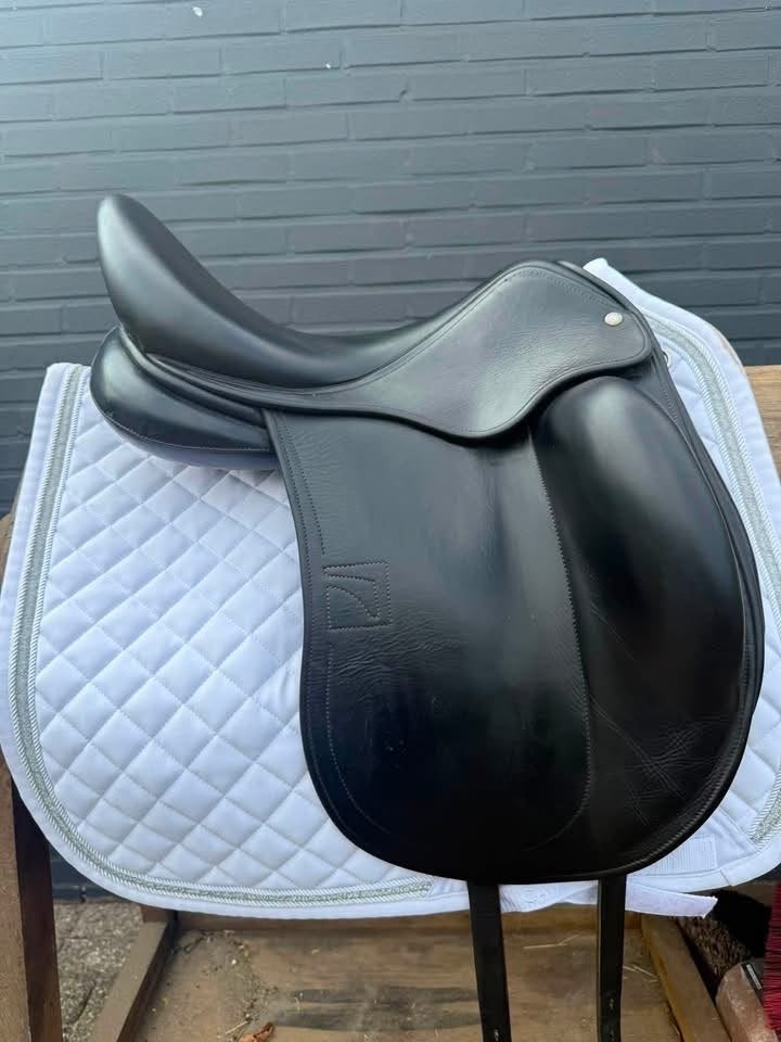 Luc Childeric DNL Dressuurzadel 17 Inch, Dieren en Toebehoren, Dressuur, Overige merken, M (17 inch), Diepe zit