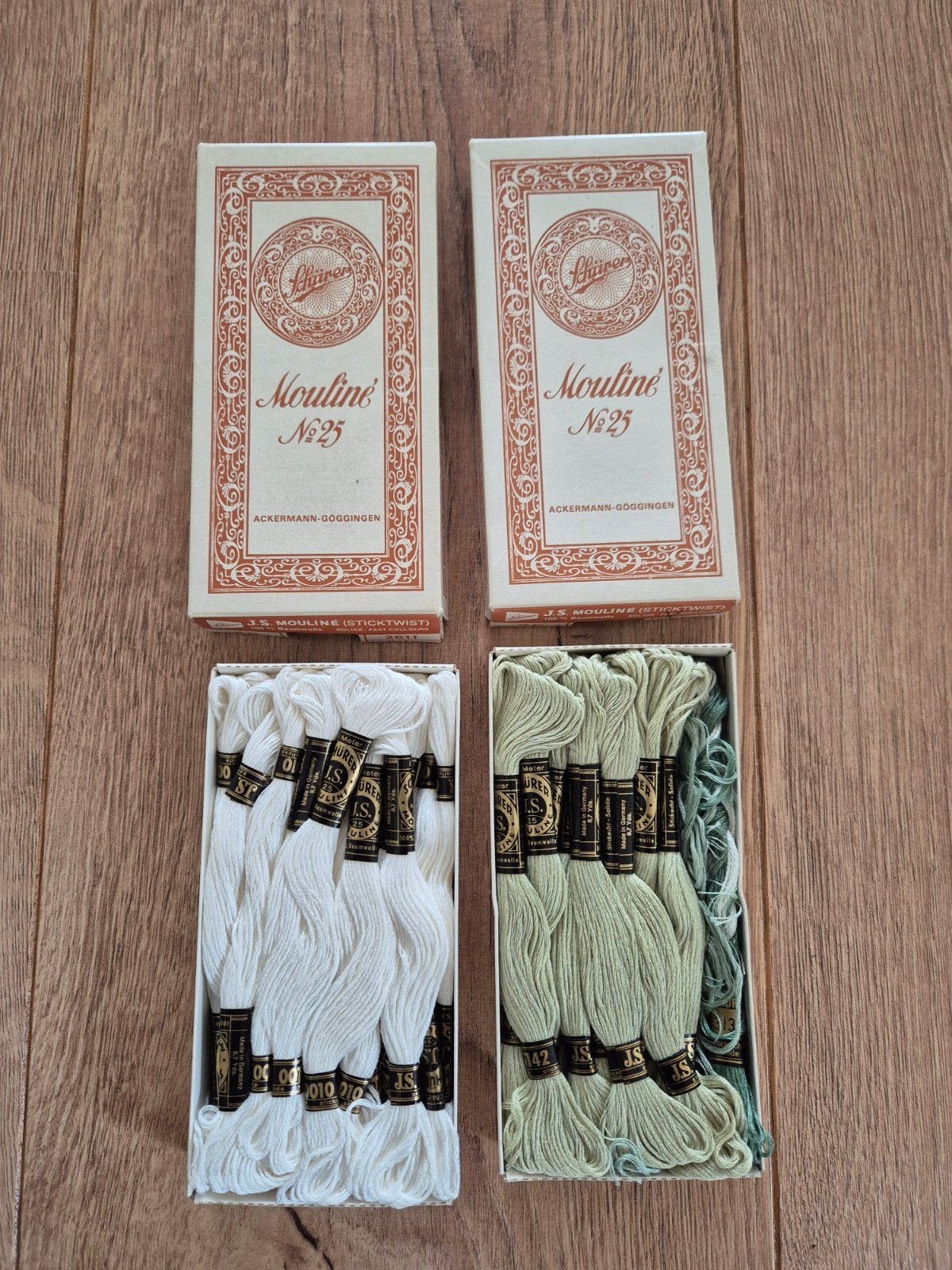 2 doosjes met borduur garen, Hobby en Vrije tijd, Borduren en Borduurmachines, Ophalen of Verzenden, Zo goed als nieuw, Handborduren