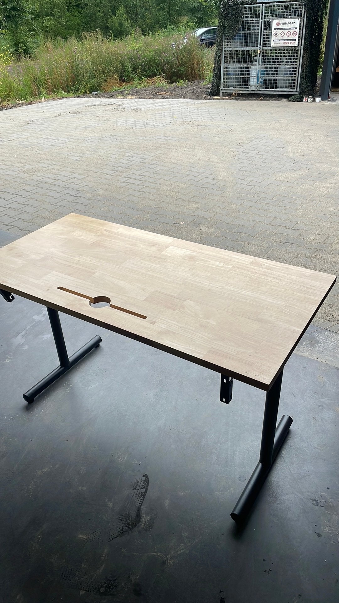 Bureau met houten blad en kabeldoorvoer – stalen onderstel, Ophalen, Zo goed als nieuw, Zwart, Tapijttegels