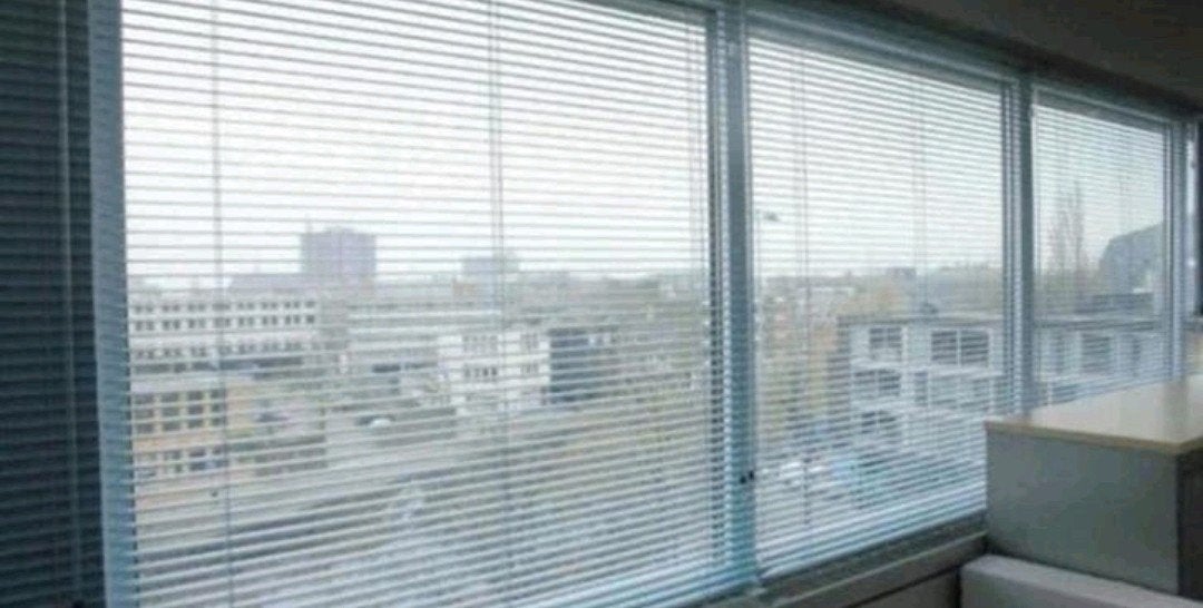 1x Luxaflex, 109,50B x 130H, zacht blauw met zilveren glans., 100 tot 150 cm, Blauw, 100 tot 150 cm, Ophalen of Verzenden