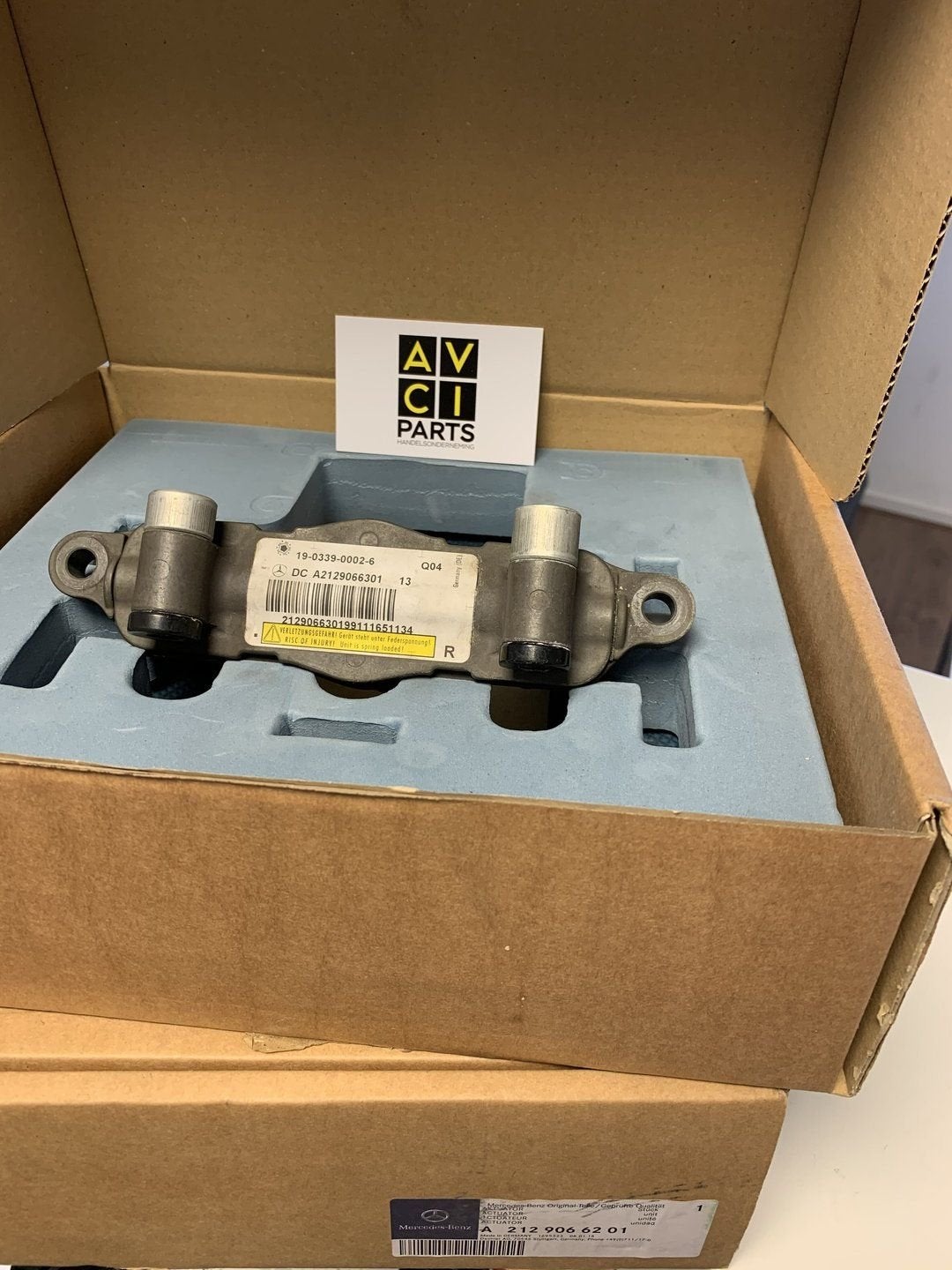 Mercedes w212 motorkap actuator links  A2129066201, Auto-onderdelen, Carrosserie en Plaatwerk, Gebruikt, -, Ophalen of Verzenden