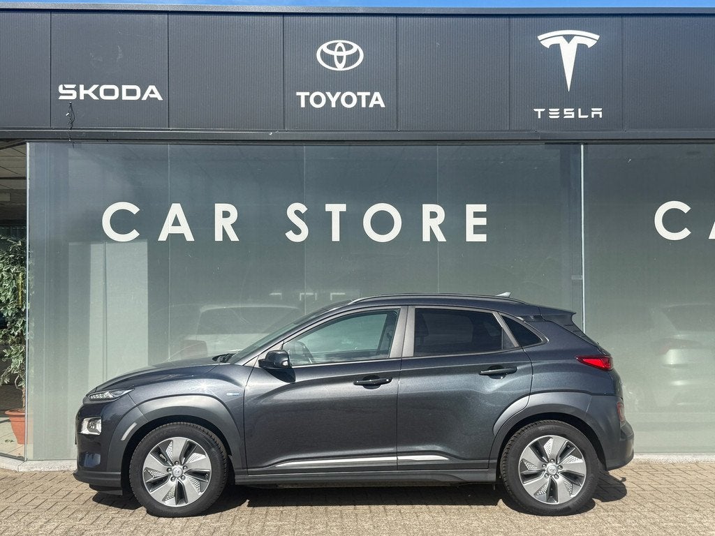 Hyundai Kona EV Premium 64 kWh 100% SOH SCHUIFDAK|TREKHAAK W, Auto's, Hyundai, Gebruikt, Zwart, Automatische klimaatregeling, 64 kWh
