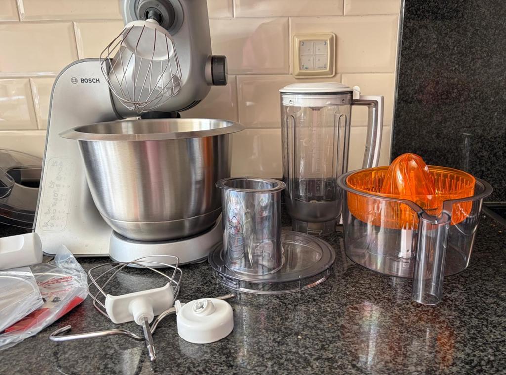 Bosch MUM5 keukenmachine met veel accessoires, Witgoed en Apparatuur, Keukenmixers, Ophalen, 3 snelheden of meer, Zo goed als nieuw
