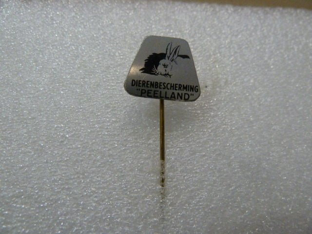 Vintage Speldje Dierenbescherming "Peelland" Konijn, Ophalen of Verzenden, Gebruikt, Dier of Natuur, Speldje of Pin