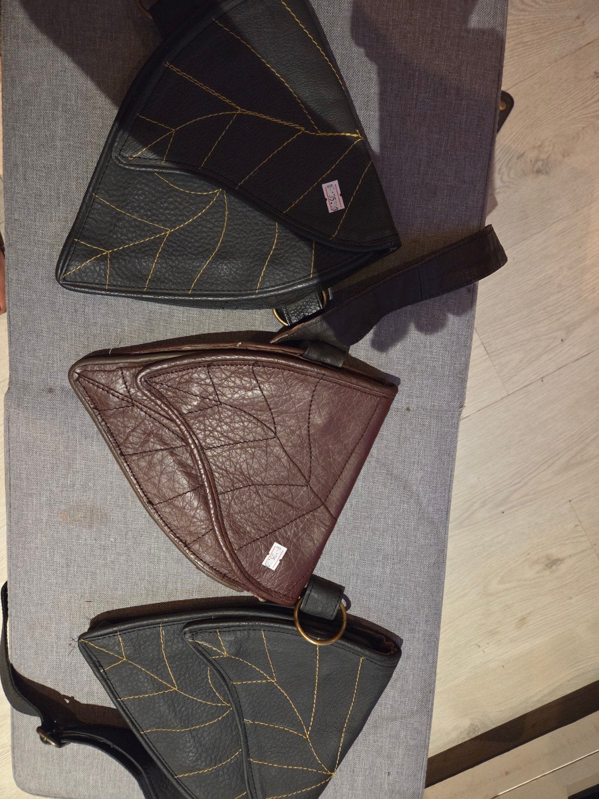 Nieuwe leren heuptassen met bladmotief - Zwart en Bruin, Sieraden, Tassen en Uiterlijk, Ophalen of Verzenden, Nieuw, Bruin, Overige typen