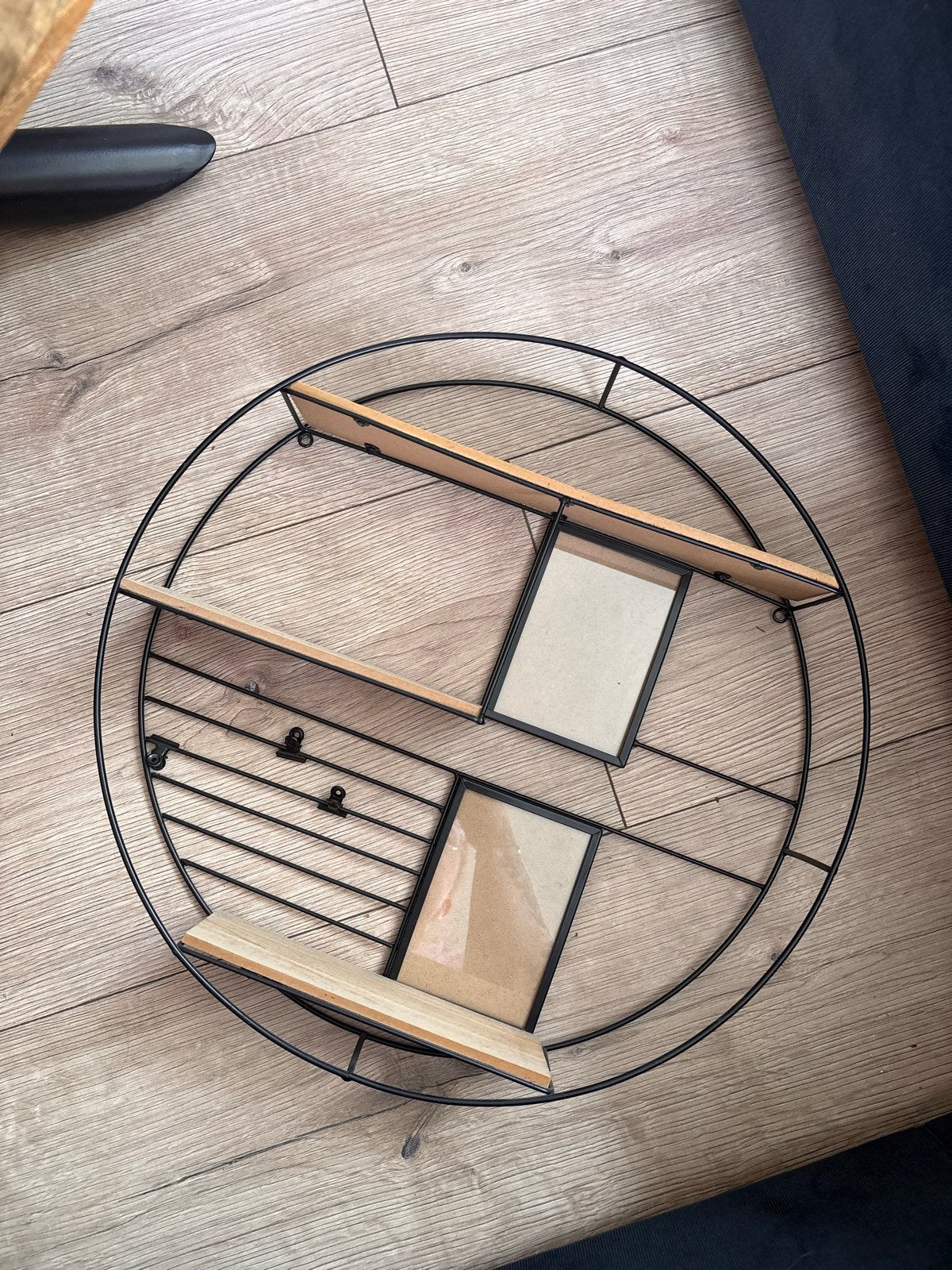 Rond wandrek met planken en fotolijstjes, Huis en Inrichting, Woonaccessoires | Wandplanken en Boekenplanken, Ophalen, Zo goed als nieuw