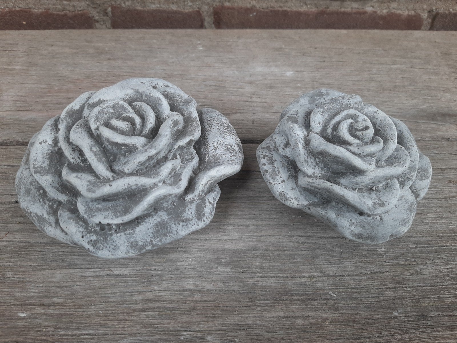 2 Betonnen roosjes beeldjes tuinbeeldjes rozen, Tuin en Terras, Ophalen of Verzenden