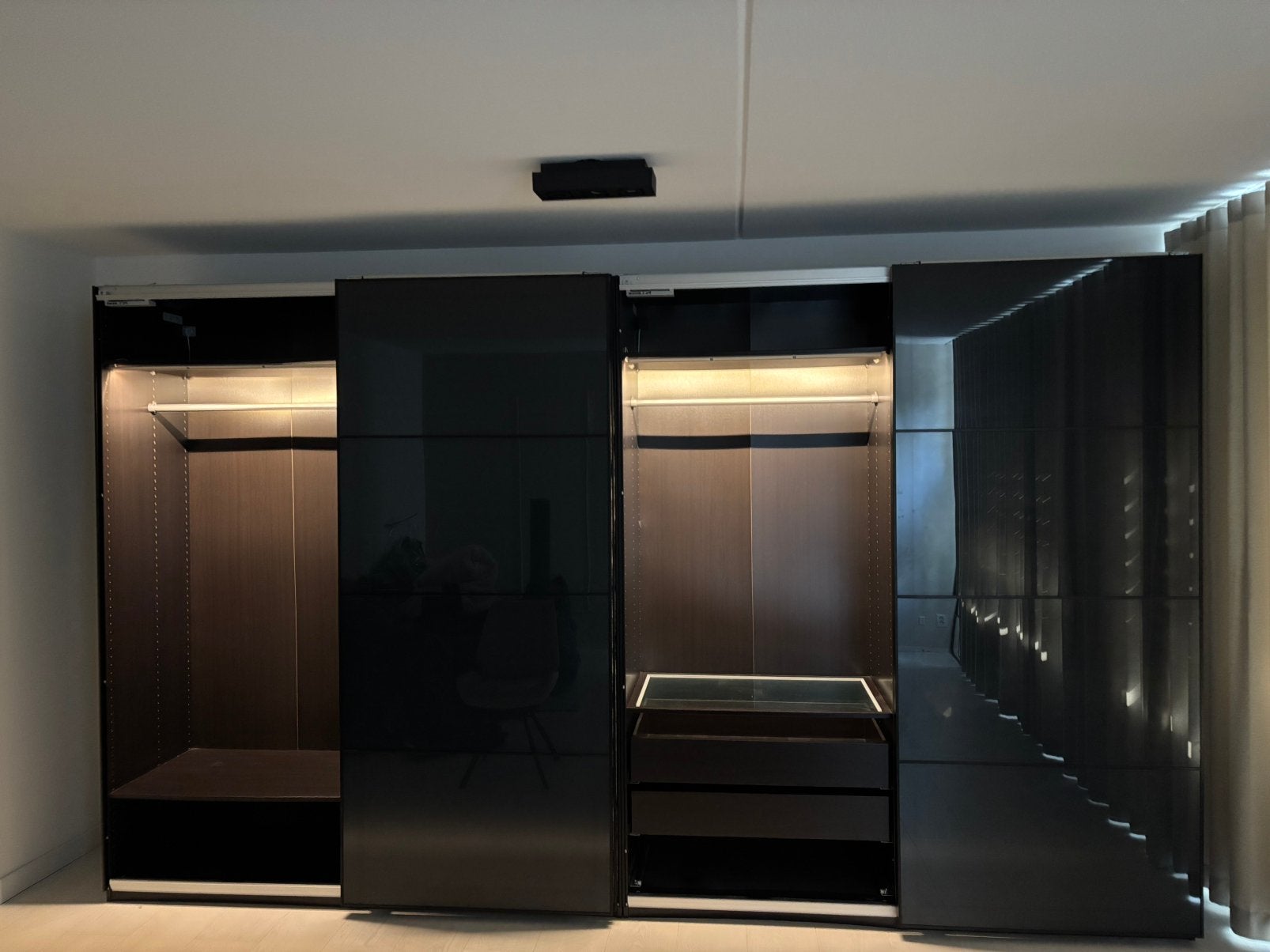 Zeer ruime IKEA PAX kledingkast 4 meter met verlichting!, Huis en Inrichting, Kasten | Kledingkasten, Overige materialen, Modern chique