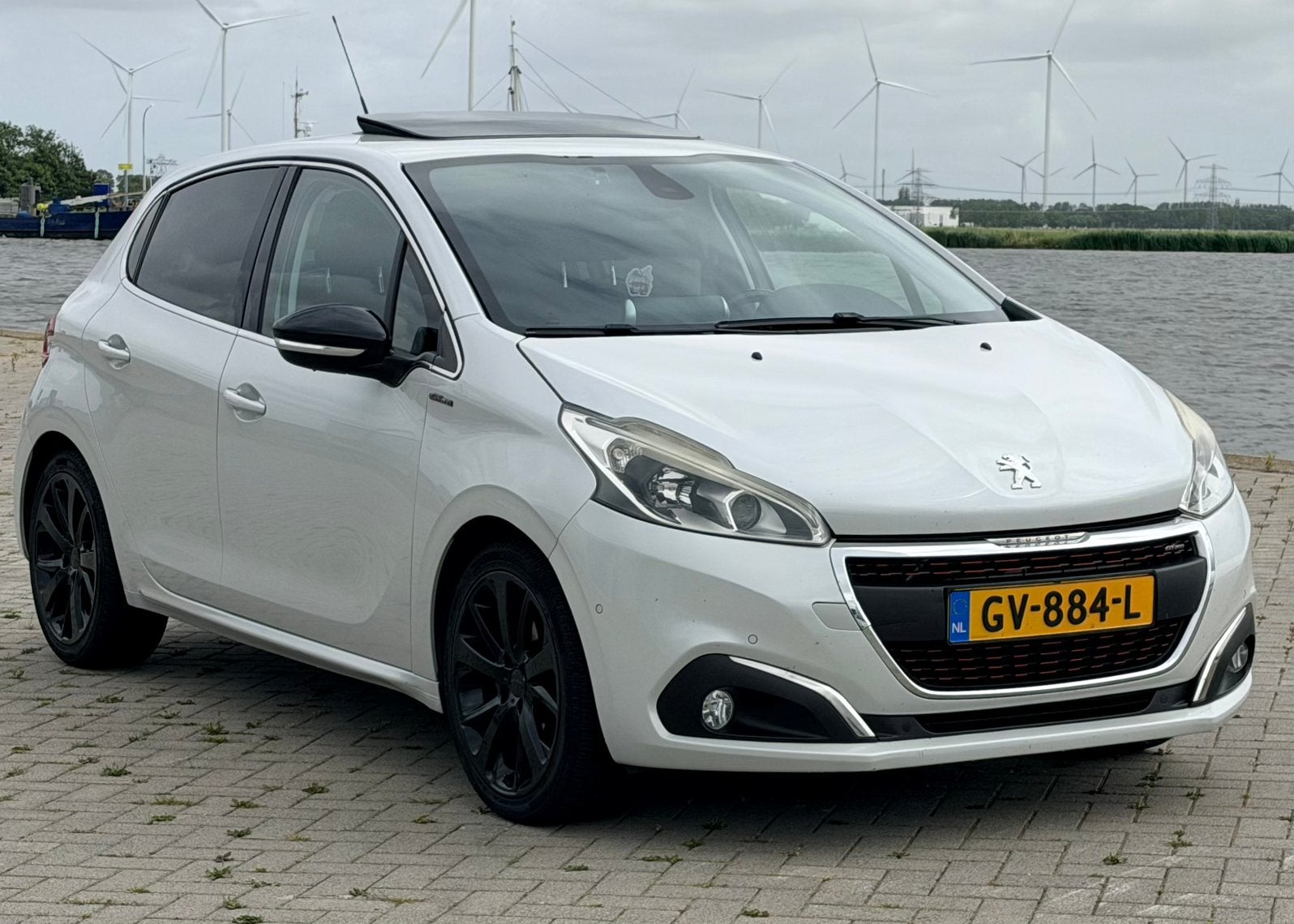 Peugeot 208 1.2 PureTech GT-Line 81KW Aut-6 2015 Wit, Auto's, Peugeot, 1199 cc, Leder en Stof, Origineel Nederlands, 570 kg
