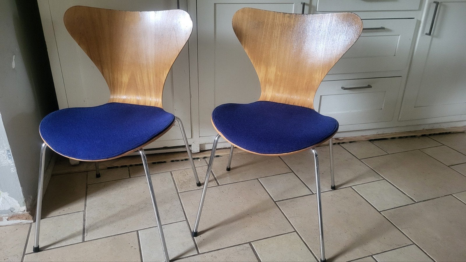 Twee Vintage Fritz Hansen vlinderstoelen blauwe ploegstof Da, Ophalen, Blauw, Twee