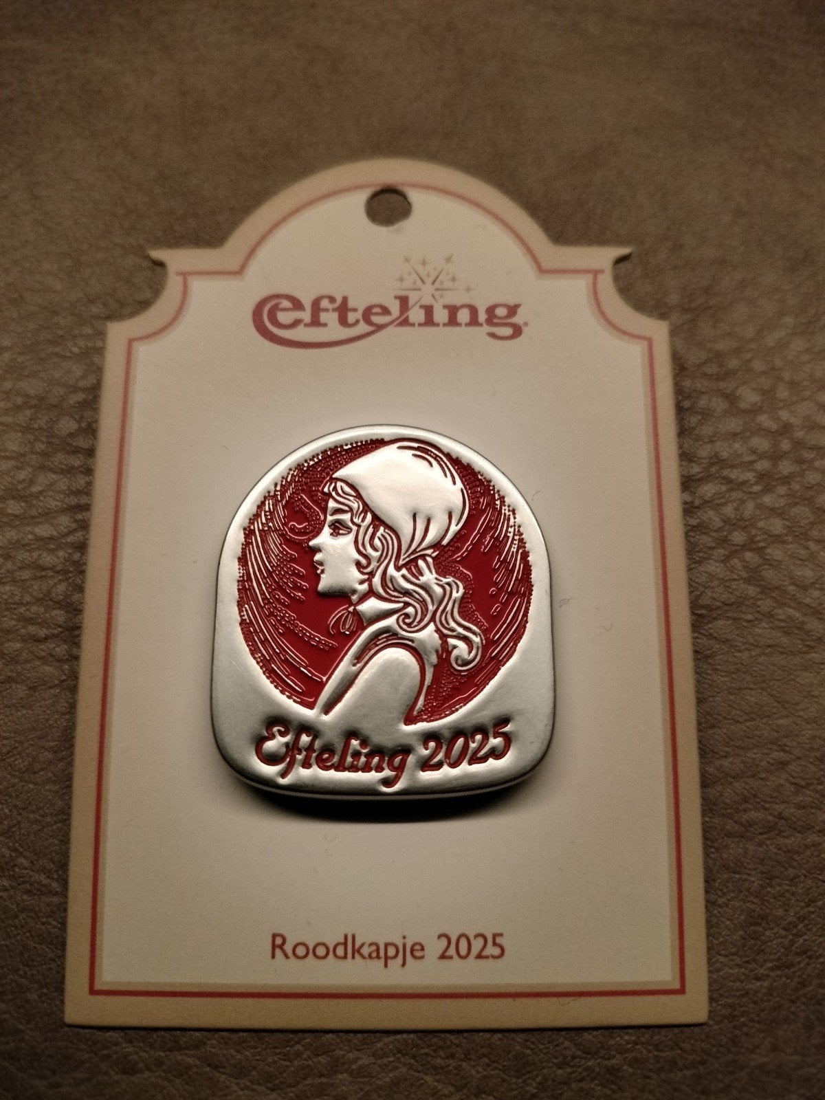 Efteling pin: Roodkapje 2025, Verzamelen, Efteling, Verzenden, Nieuw, Button of Speldje