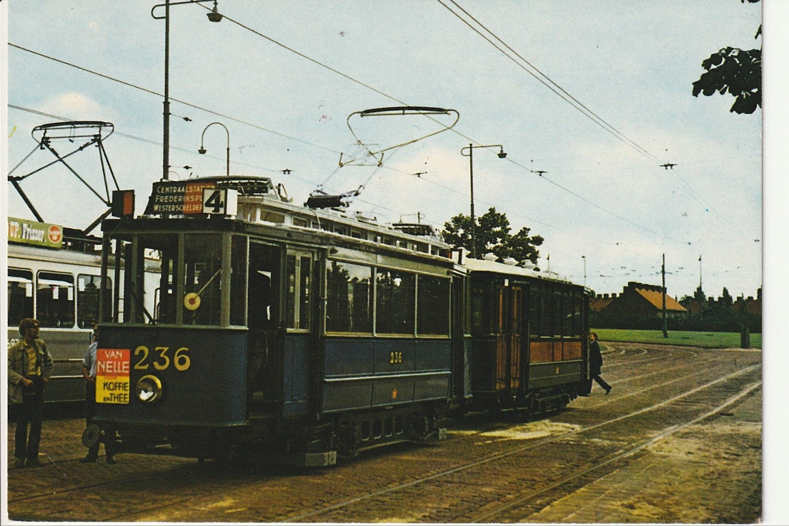 AMSTERDAM AMSTELSTATION TRAMSTEL 236 RIJT. 748 GEMEENTETRAM, Verzamelen, Ansichtkaarten | Nederland, Ophalen of Verzenden, 1960 tot 1980
