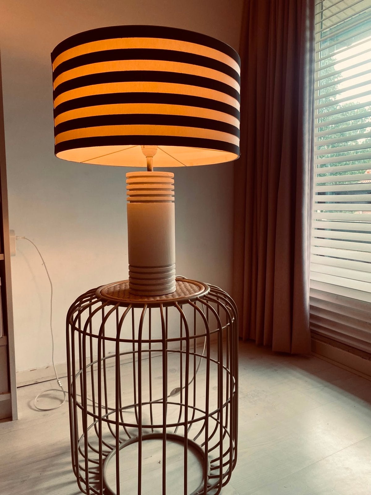 Staande lamp met gestreepte kap., Huis en Inrichting, Lampen | Vloerlampen, Modern, landelijk, Zo goed als nieuw, Minder dan 100 cm