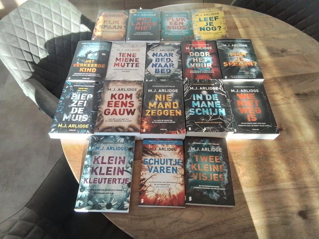 Complete M.J. Arlidge serie - 17 thrillers, Ophalen of Verzenden, Zo goed als nieuw, M.J. Arlidge, Nederland