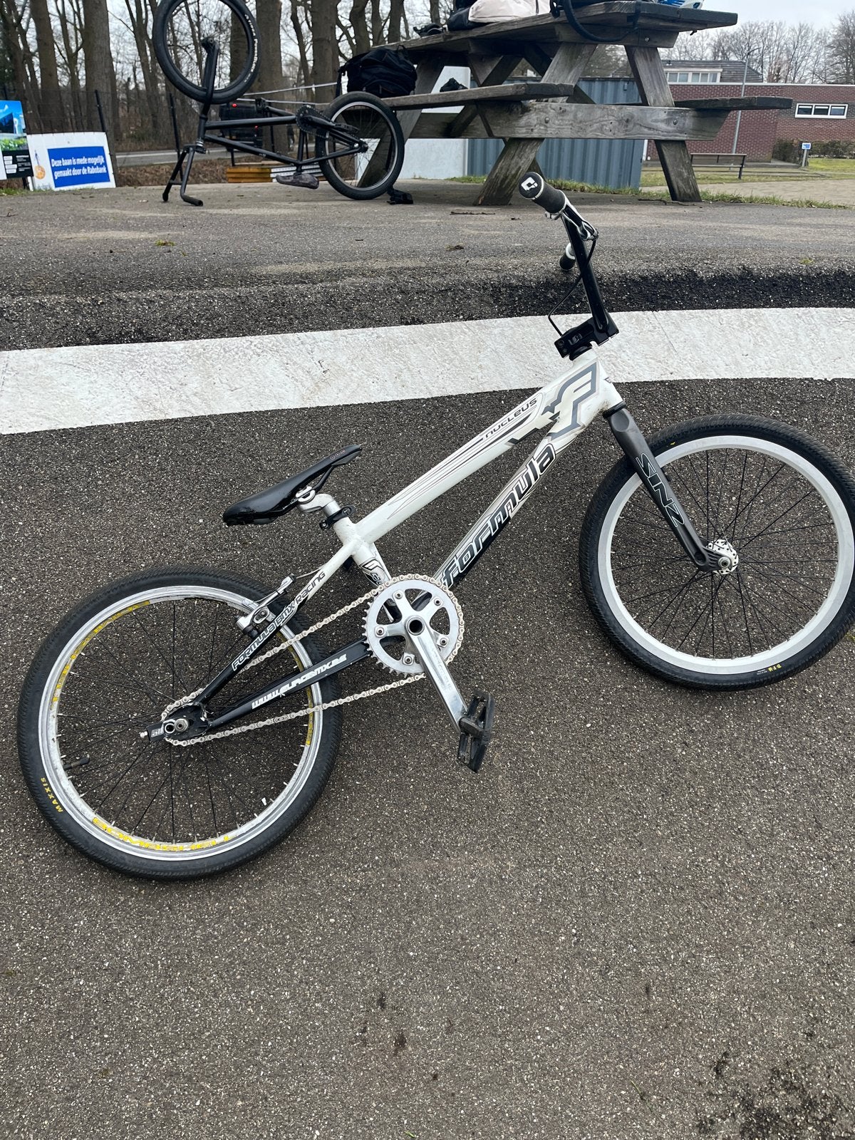 Formula BMX Racefiets - Wit/Zwart, Fietsen en Brommers, Fietsen | Crossfietsen en BMX, Ophalen, Gebruikt, Velgrem, Aluminium
