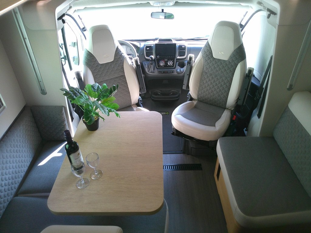Adria Matrix 670 SL 60 year , 5 persoons, vol accessoires, Caravans en Kamperen, Automaat, Ringverwarming, Fiat, Kluisje
