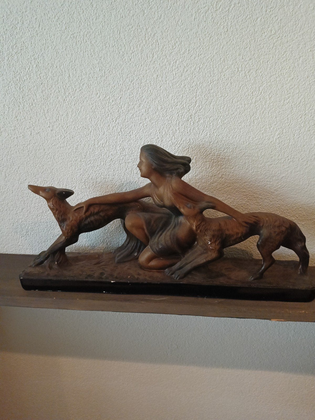 Art Deco Beeld Vrouw met Windhonden - Gesigneerd, Ophalen, Art deco, Gemerkt, 20 - 50 cm