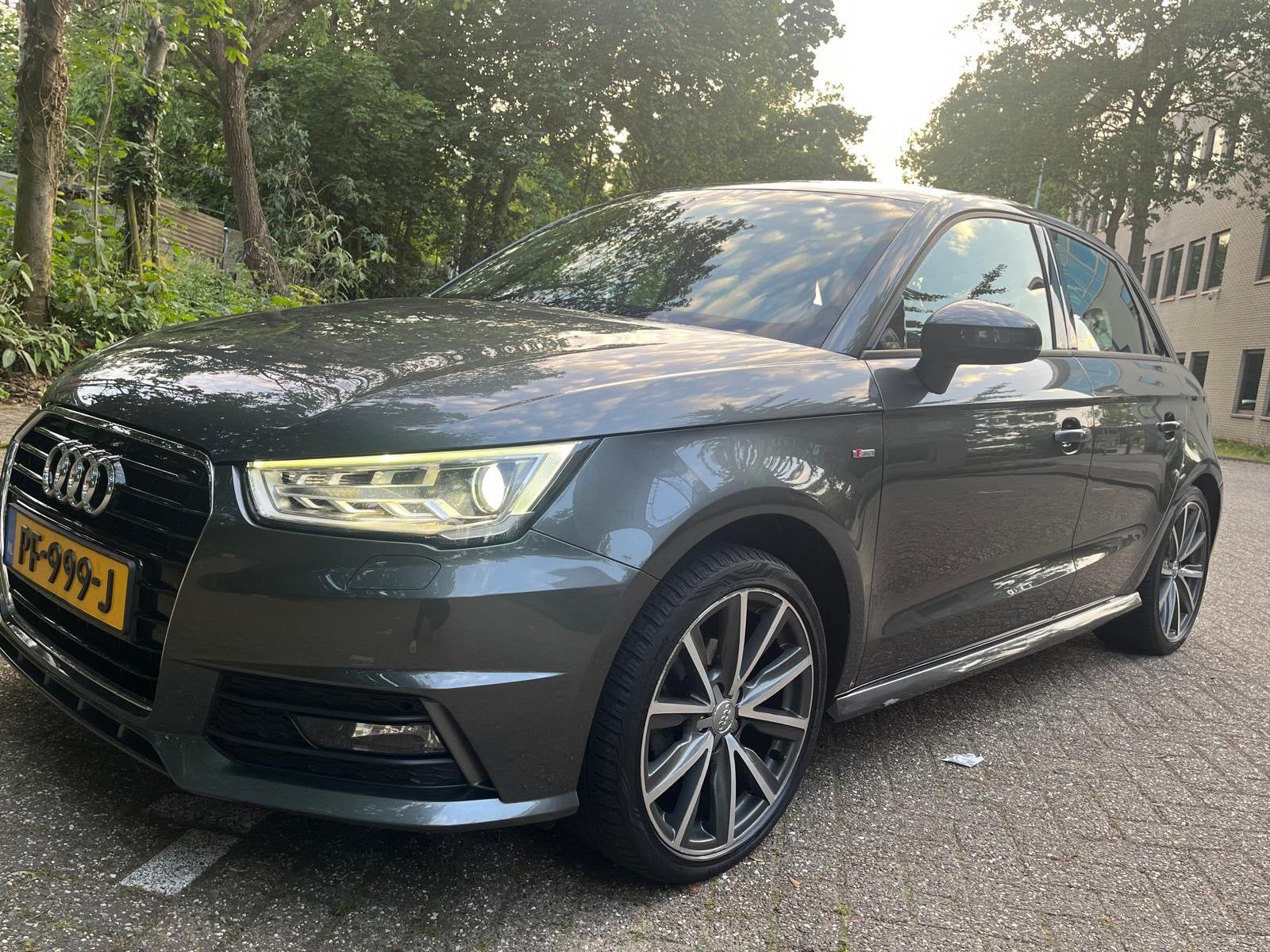 Audi A1 1.0 Tfsi 95pk S Tronic 2017 Grijs. AUTOMAAT..!!!, Auto's, Audi, Automaat, A1, Zwart, 49 €/maand