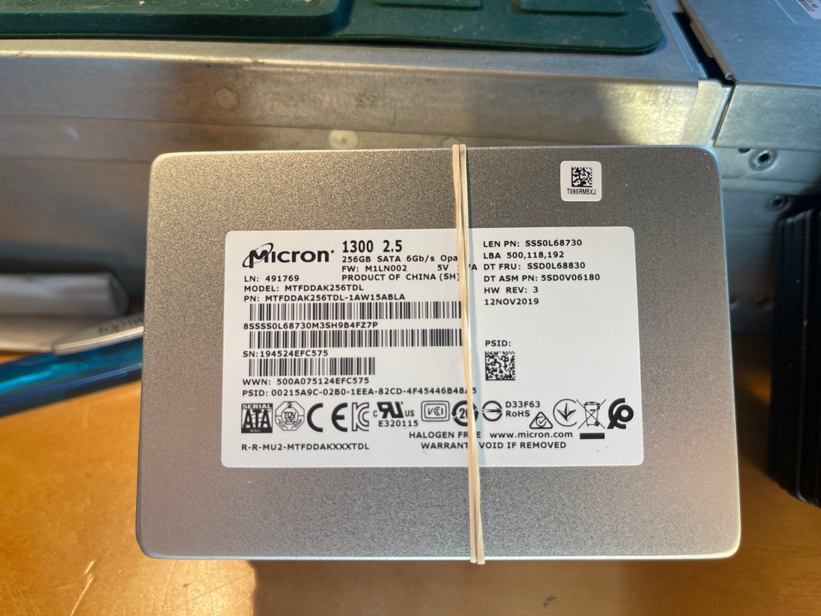 Micron 1300 2.5" 256GB SATA SSD - Nieuwstaat, Computers en Software, Harde schijven, Ophalen, Intern, Server, Zo goed als nieuw