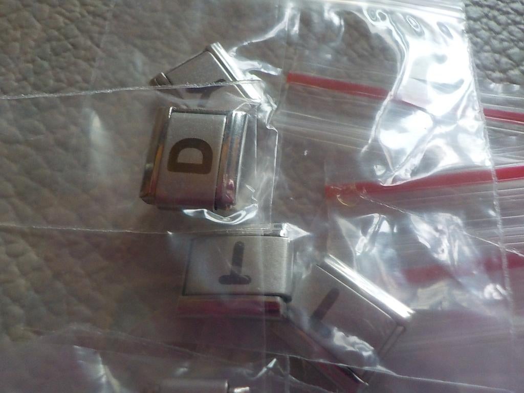 30 X Italiaanse Bedels bedelarmband Uberry 9mm A-Z letters, Staal, Nieuw, Ophalen of Verzenden, Met bedels of kralen