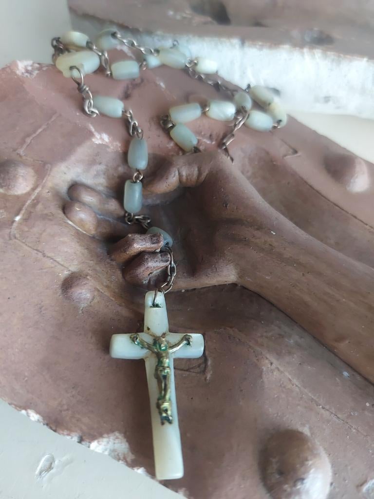Kleine Antieke arm in gietmal + rozenkrans, Ophalen of Verzenden