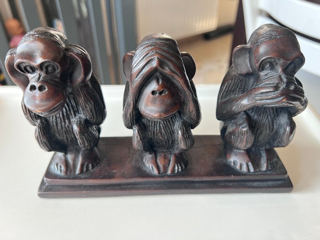 Horen zien zwijgen apen 21 br x 6 ,13 cm H  Weegt 1,3 kilo, Verzamelen, Beelden en Beeldjes, Ophalen of Verzenden, Zo goed als nieuw