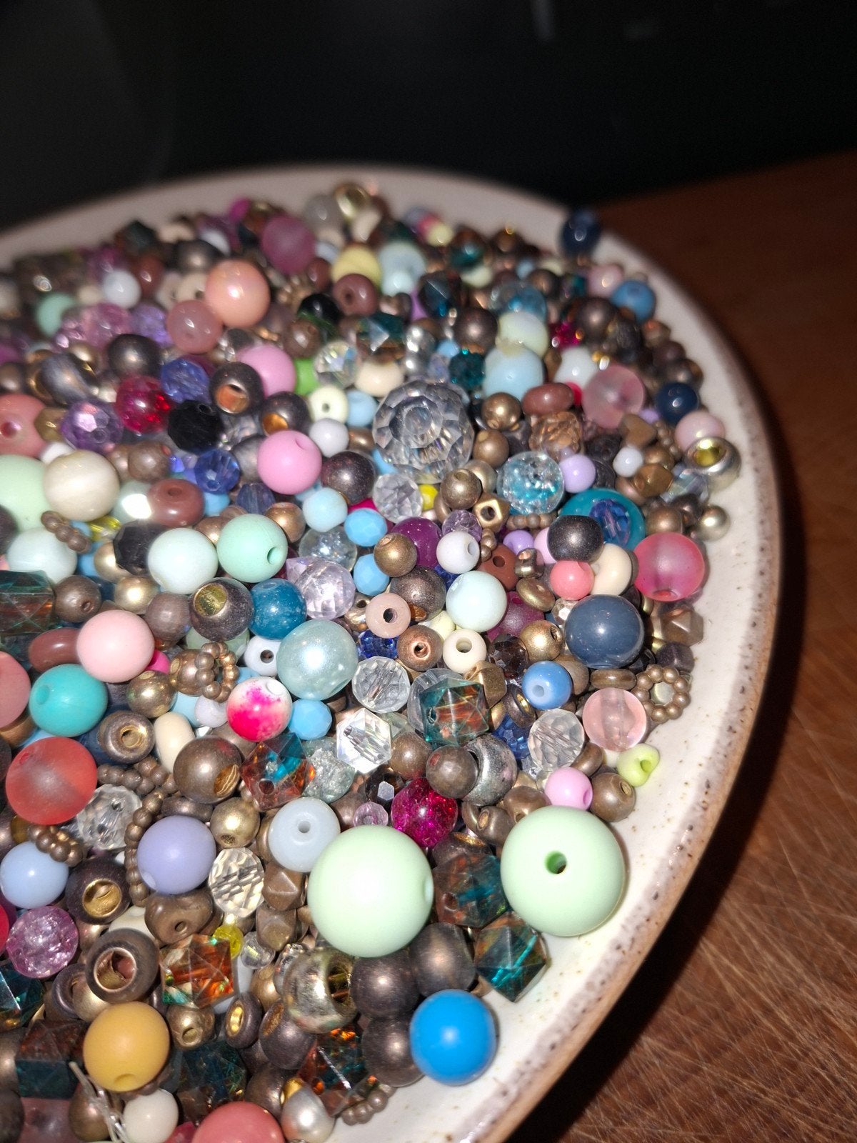 Grote emmer met diverse kralen: glas, plastic en Swarovski, Ophalen of Verzenden, Gebruikt, Kraal