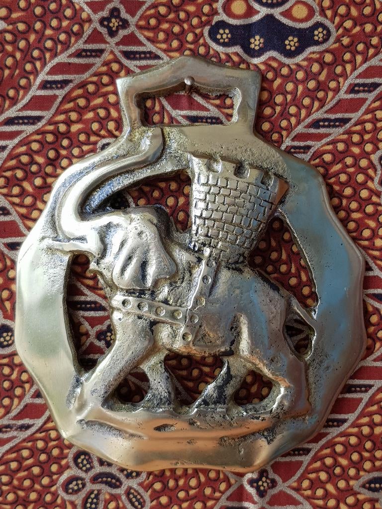 Groot antiek Engels kleppermannetje van olifant met kasteel.