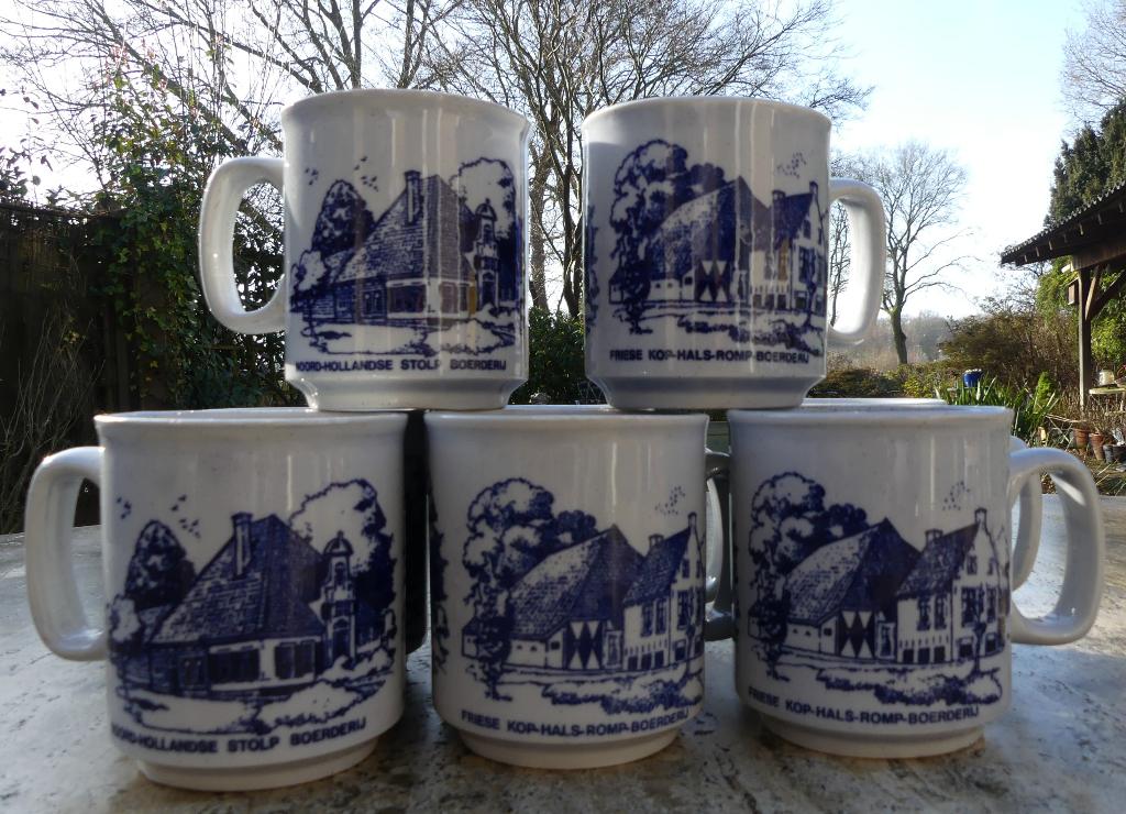 8 Mokken Noord-Hollandse en Friese Boerderij made In England, Ophalen of Verzenden, Zo goed als nieuw, Bord(en), Wedgwood