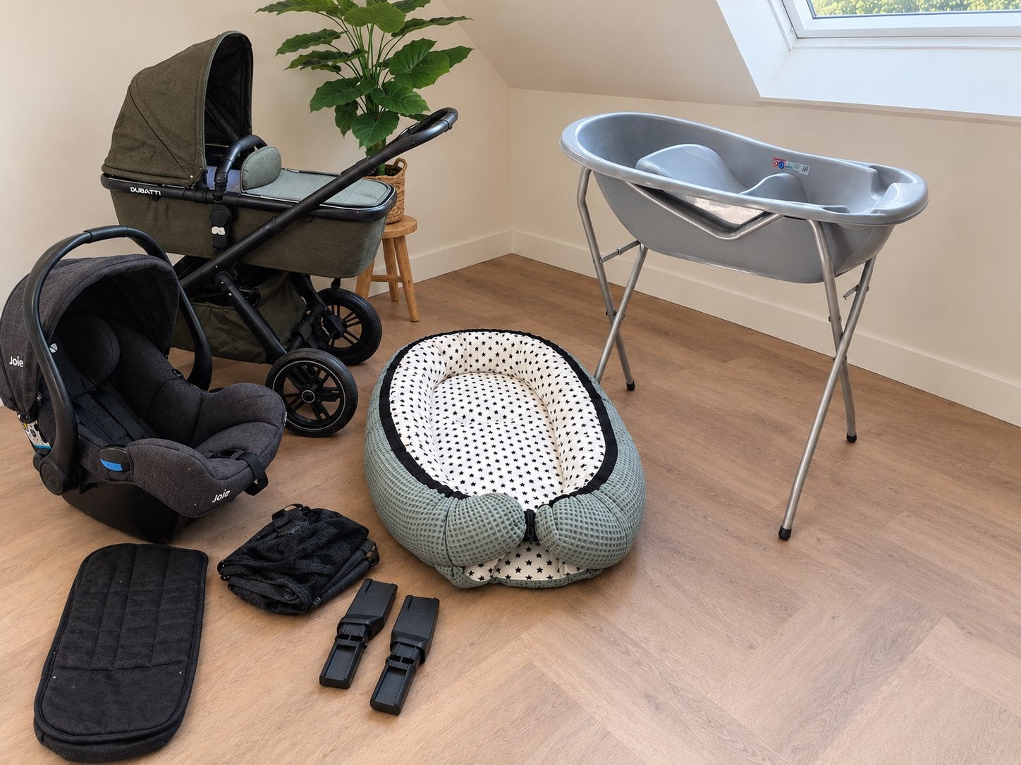 Complete baby uitzet: kinderwagen, autostoel, badje en meer, Ophalen, Zo goed als nieuw