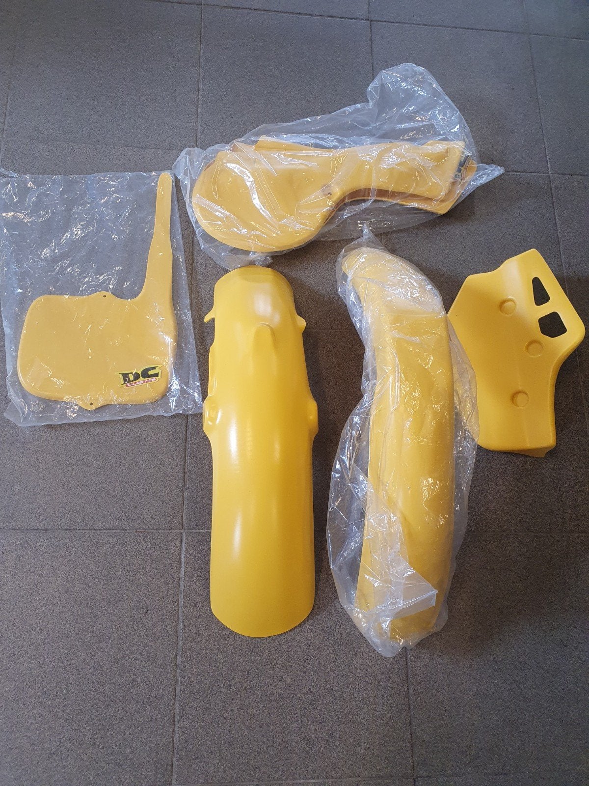 Suzuki rm 80 1983 1984 compleet plastic set DG plastic nieuw, Motoren, Ophalen of Verzenden, Nieuw