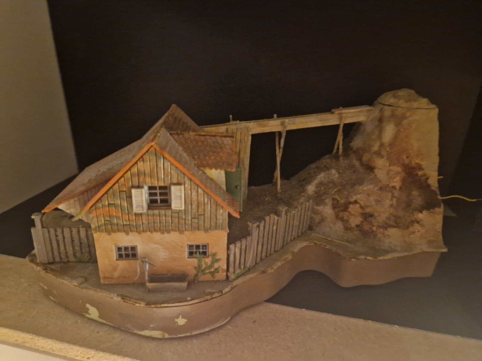 Gedetailleerd Diorama met Huisje en Brug, Ophalen of Verzenden, Gebruikt, Gelijkstroom of Wisselstroom, Overige merken