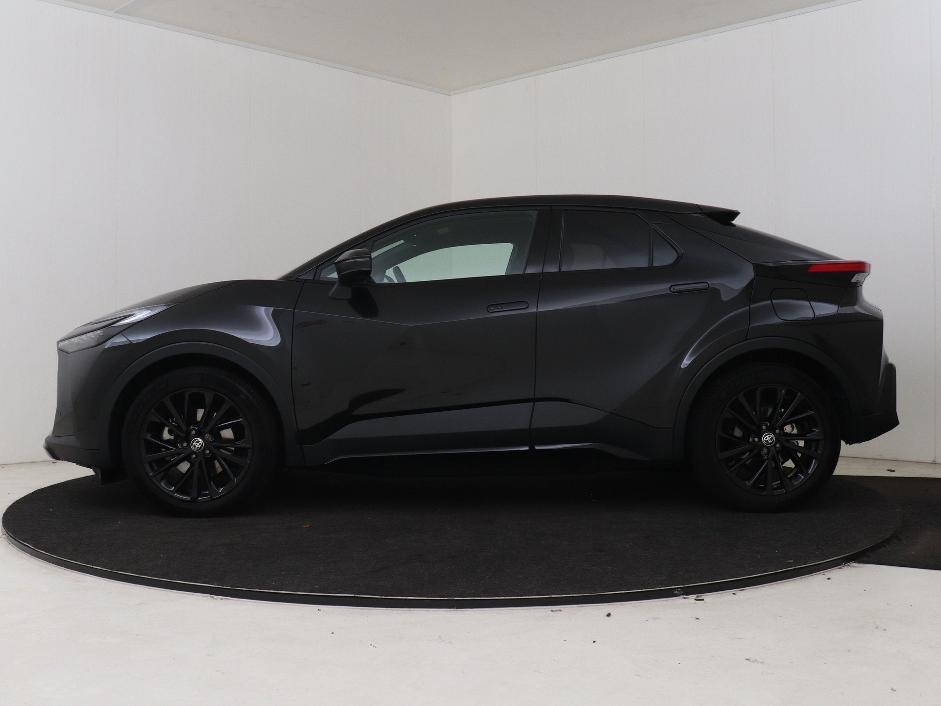 Toyota C-HR 2.0 Plug-in Hybrid 220 Black Edition (bj 2025), Auto's, Stof, 4 cilinders, 179 pk, Zwart