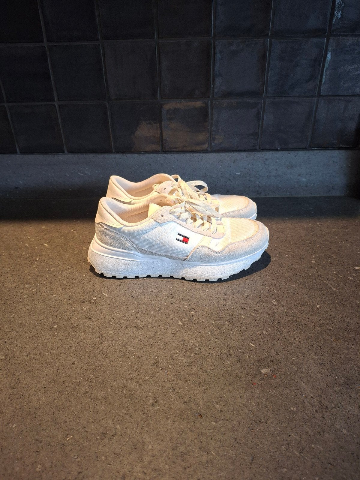Zo goed als nieuwe sneakers Tommy Hilfiger maat 40, Wit, Ophalen of Verzenden, Tommy Hilfiger, Sneakers of Gympen